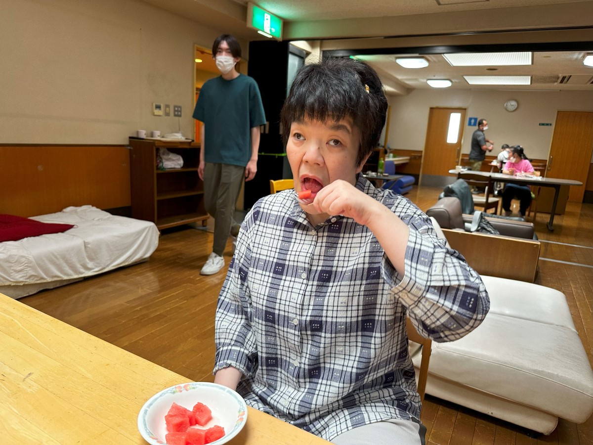 スイカを食べている写真